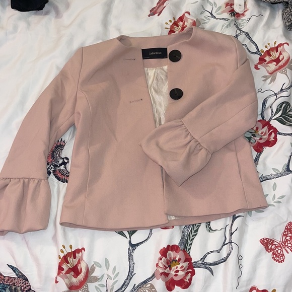 Zara women’s pink blazer with puff sleeves and big black buttons - Picture 5 of 6